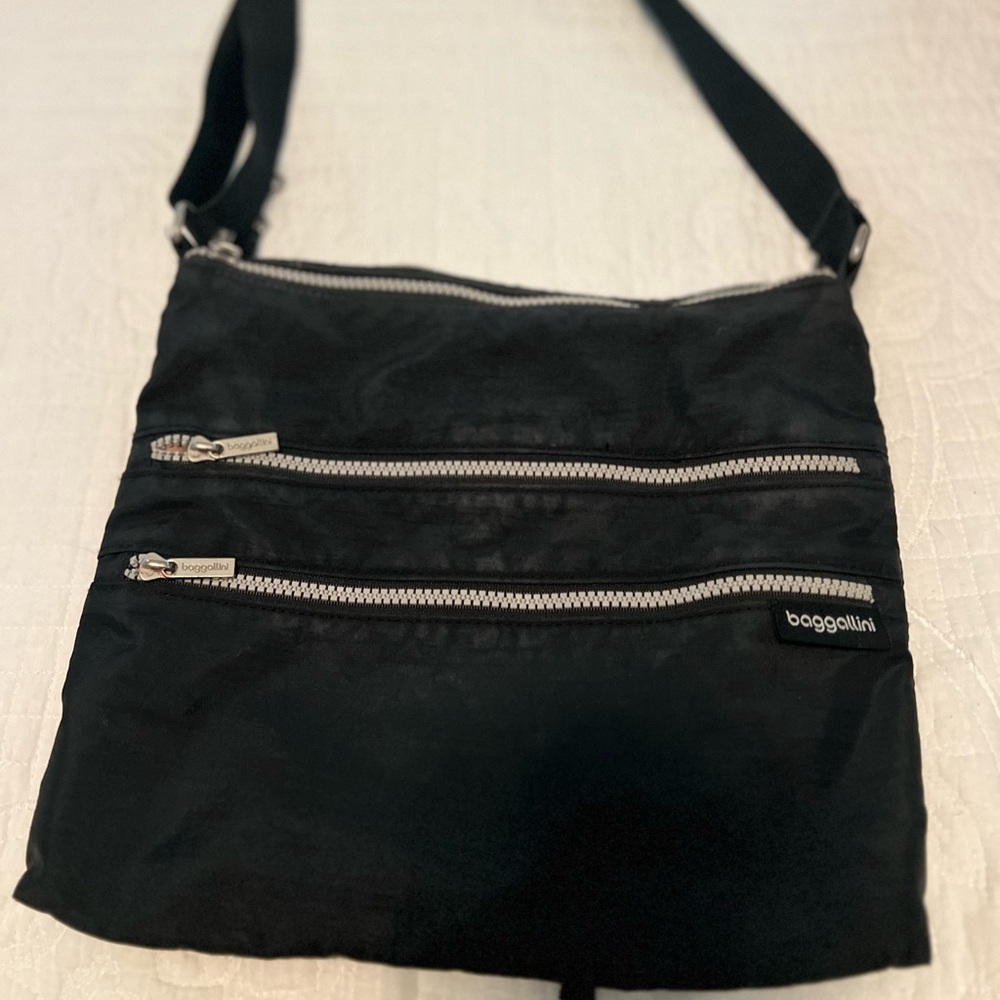 Baggallini Crossbody, Three pocket front